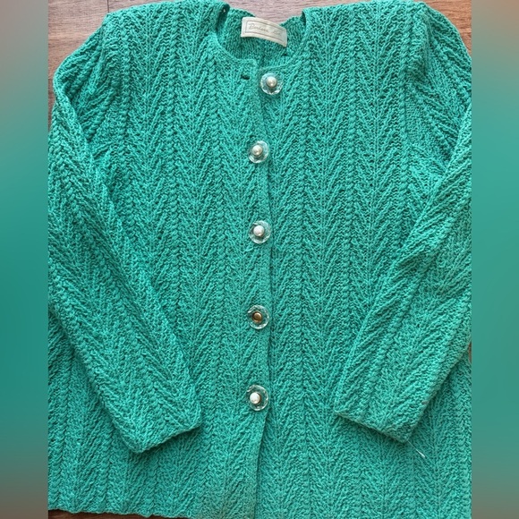 💚✨ Cozy & Chic! ✨With one pearl missing - Picture 1 of 9